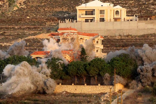 أثناء الهجوم الجوي الإسرائيلي على قرية المجادل بجنوب لبنان في 4 ديسمبر 2025.