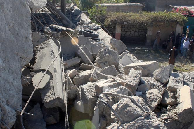 أشخاص ينظرون إلى منزل متضرر تقول حكومة طالبان الأفغانية إنه دمر بعد غارات شنتها باكستان، في أسد أباد، مقاطعة كونار، أفغانستان، 25 نوفمبر 2025. 