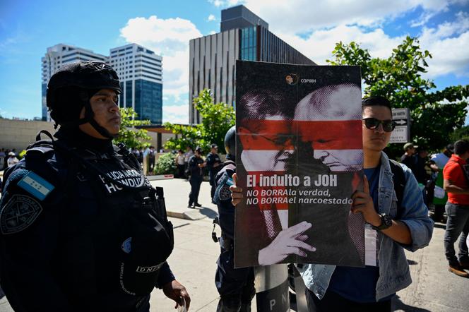 ناشط يحمل لافتة كتب عليها “العفو عن خوان أورلاندو هيرنانديز (JOH) لا يمحو الحقيقة، ولا يمحو دولة المخدرات”، خلال مظاهرة أمام سفارة الولايات المتحدة في تيغوسيغالبا في 4 ديسمبر 2025.