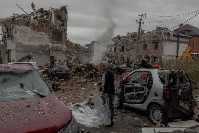 كييف بعد هجوم جوي روسي على منطقة سكنية، 28 سبتمبر 2025.