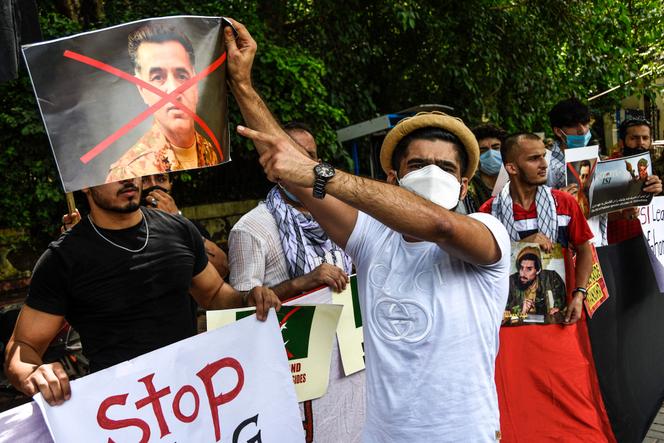 متظاهر يحمل صورة رئيس المخابرات الباكستانية اللفتنانت جنرال فايز حميد خلال مظاهرة في دلهي، الهند، 14 سبتمبر 2021.