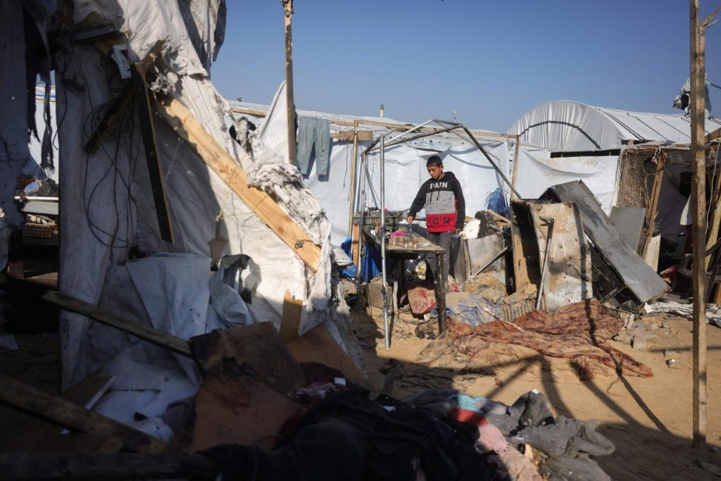 غارة إسرائيلية على مخيم للنازحين تقتل خمسة