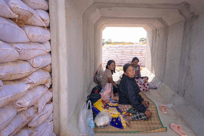 سكان يلجأون إلى مخبأ أثناء الاشتباكات بين تايلاند وكمبوديا، في مقاطعة سا كايو (تايلاند)، 9 ديسمبر 2025.