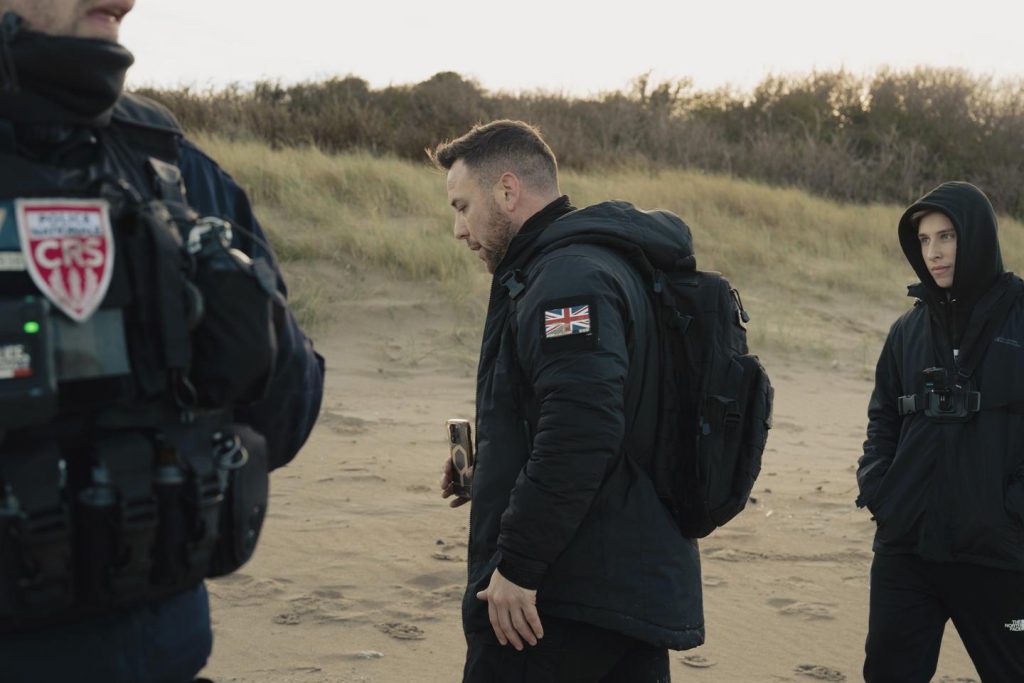 وفي الشمال، يريد الناشطون الإنجليز اليمينيون المتطرفون إيقاف المهاجرين