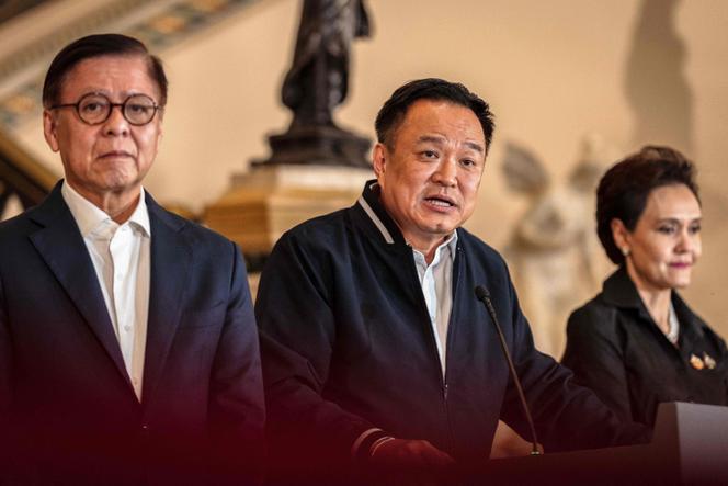 رئيس الوزراء التايلاندي أنوتين شارنفيراكول (في الوسط) خلال مؤتمر صحفي في مقر الحكومة في بانكوك في 12 ديسمبر 2025. 