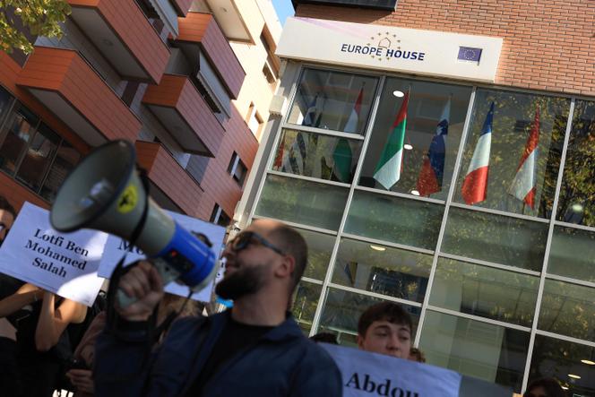 نشطاء حقوق الإنسان من إيطاليا وألبانيا ودول أوروبية أخرى خلال مظاهرة ضد مخيمات المهاجرين أمام البيت الأوروبي في تيرانا، 1 نوفمبر 2025.  