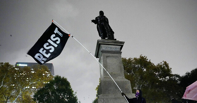 صحفي يتعرض للاعتداء من قبل بلطجية مناهضين للهجرة في نيو أورليانز