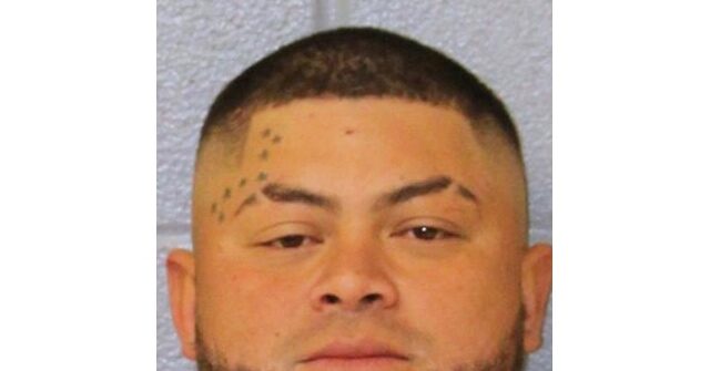 أجنبي مجرم تم ترحيله مرتين متهم بالطعن في قطار شارلوت