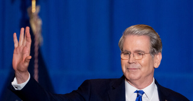 ترامب يصف وزير الخزانة سكوت بيسنت بأنه “منقذنا” في تجمع بنسلفانيا