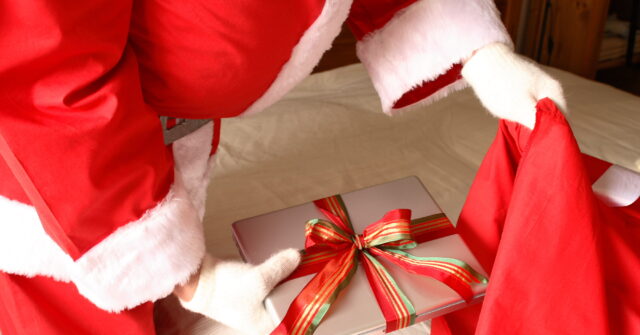 هدايا سانتا السرية تملأ الأم بالبهجة بعد تعرض المنزل للضرر