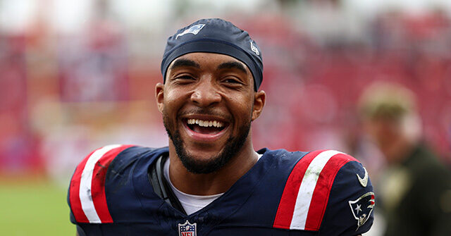 NFL Star يسلط الضوء على المسيحيين المضطهدين بتصميم المربط