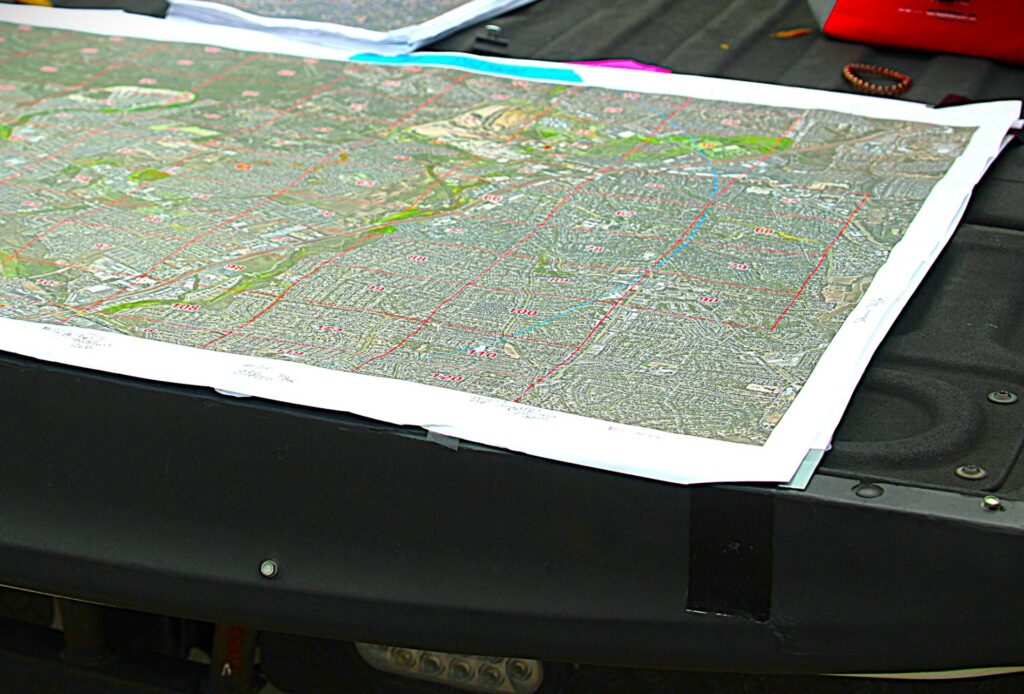 يستخدم منظمو البحث خريطة طبوغرافية لتتبع المناطق التي تم البحث فيها وتخطيط العمليات اليومية. (راندي كلارك / بريتبارت تكساس)