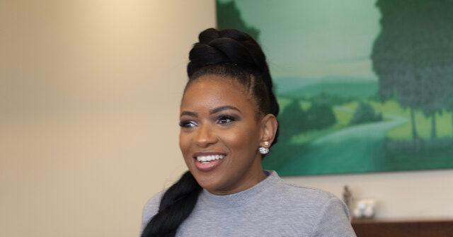 النائبة ياسمين كروكيت تقدم أوراقها للترشح لعضوية مجلس الشيوخ الأمريكي