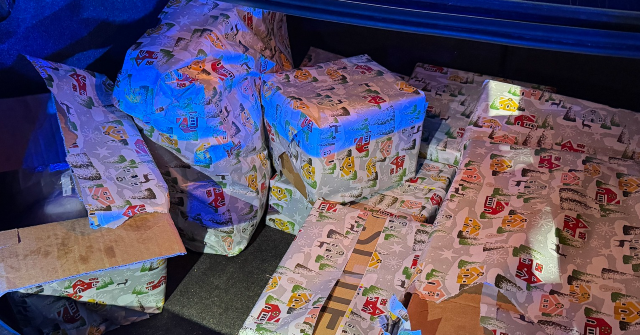 القبض على رجل في ولاية كنتاكي وبحوزته 55 رطلاً من الميثامفيتامين ملفوفة كهدية عيد الميلاد في صندوق سيارته