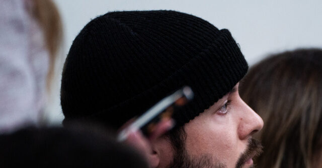 تيم بول يكشف أن مسلحًا في “مركبة” فتح النار على ممتلكاته