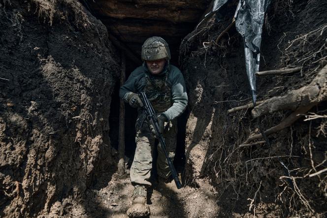 جندي أوكراني في خندق في قطاع نيو يورك، في منطقة دونيتسك، 24 أبريل 2023. 