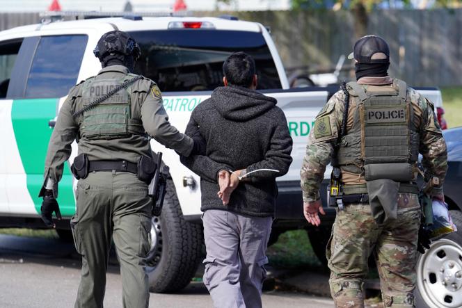 بعد اعتقال رجل من قبل شرطة الحدود وشرطة الهجرة في نيو أورليانز، الولايات المتحدة، 3 ديسمبر 2025.