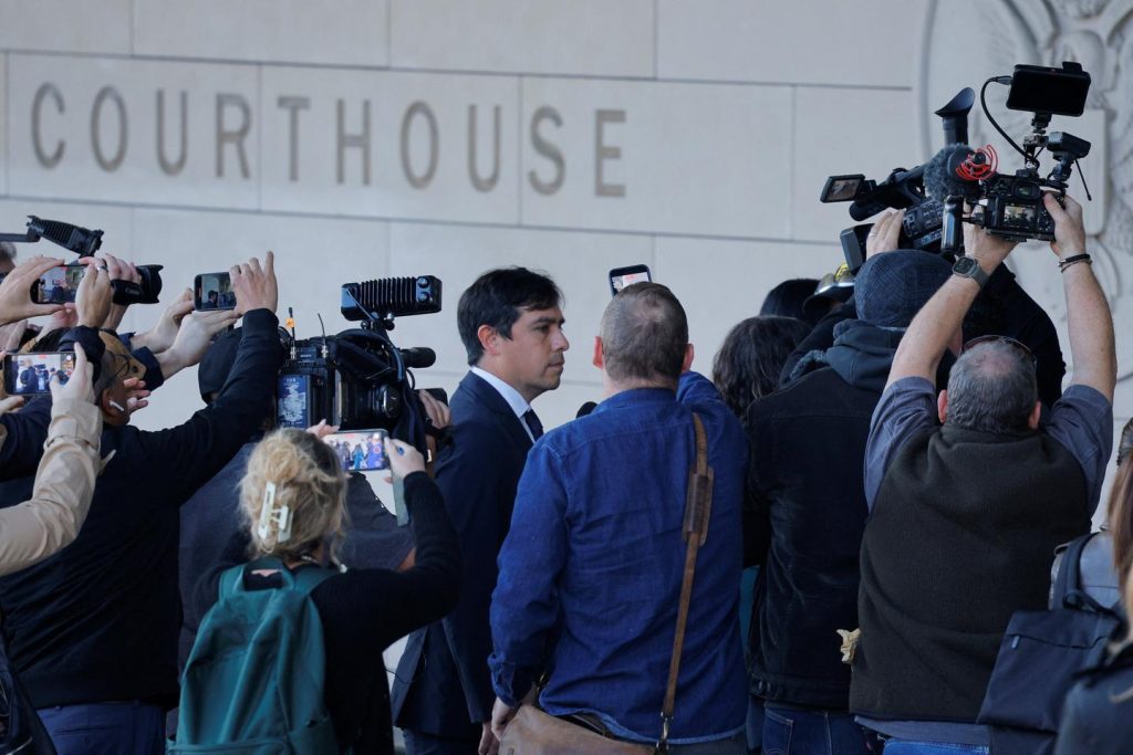 وحكم على أحد الأطباء الذين زودوه بالكيتامين بالسجن ثلاثين شهرا