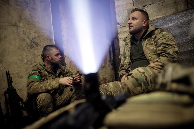 أفراد من اللواء الميكانيكي الرابع والعشرون للجيش الأوكراني في ملجأ تحت الأرض في منطقة تشاسيف يار، إقليم دونيتسك، 24 أكتوبر 2025. 