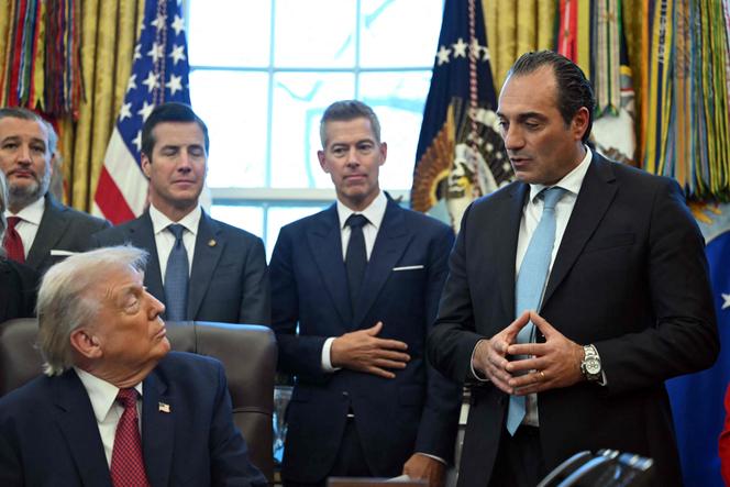 دونالد ترامب يتحدث مع أنطونيو فيلوسا، الرئيس التنفيذي لشركة Stellantis، في المكتب البيضاوي بالبيت الأبيض، في واشنطن، 3 ديسمبر 2025.