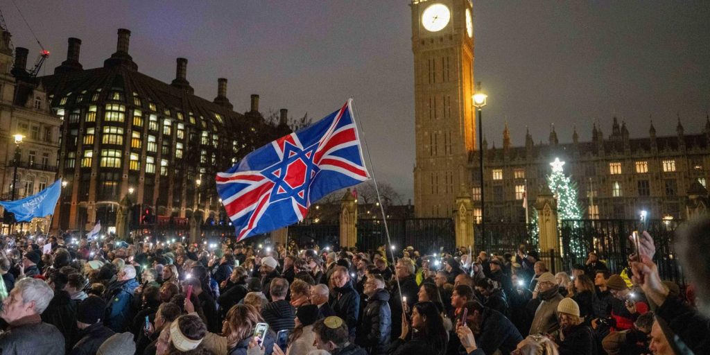 بث مباشر، هجوم في أستراليا: التعرف على هوية أحد الضحايا؛ التكريم الأول في جميع أنحاء العالم