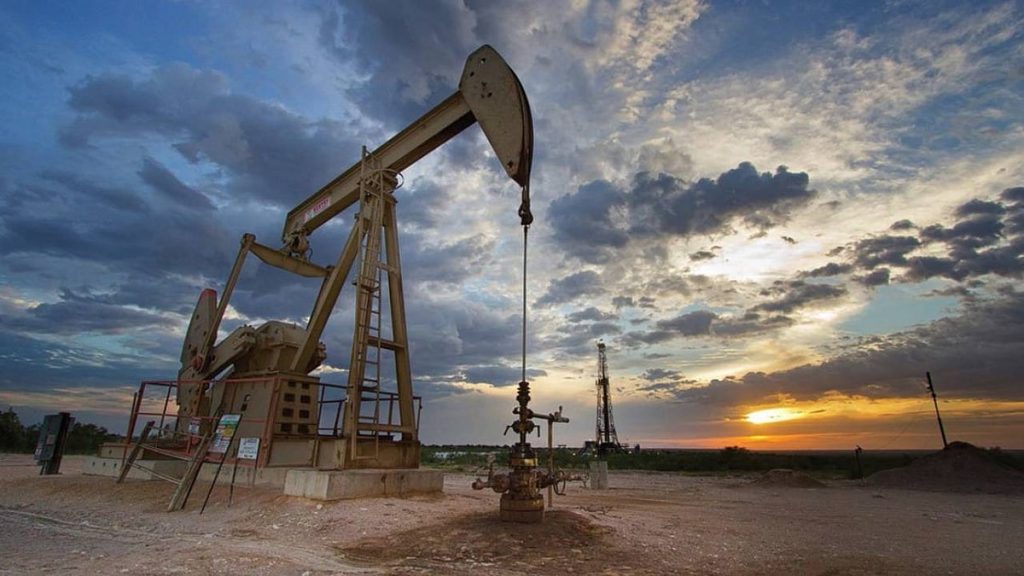 النفط يهبط 1% وسط ترقب المستثمرين أسعار الفائدة الأمريكية