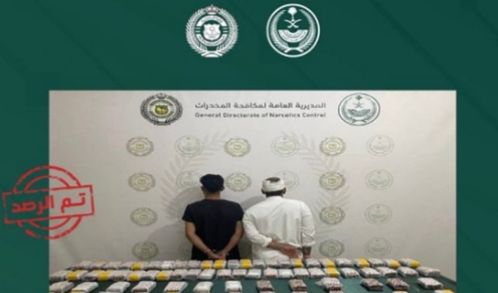 القبض على مواطنين بمنطقة عسير لترويجهما 52,500 قرص خاضع للتنظيم الطبي