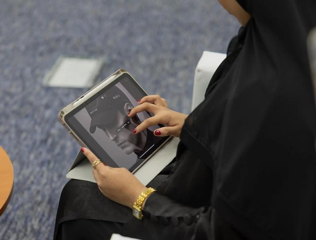 طالبة بجامعة الحدود الشمالية تبتكر قبعة ذكية لمراقبة وظائف الدماغ