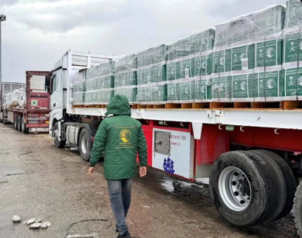 مساعدات سعودية جديدة تعبر منفذ رفح متجهة إلى غزة