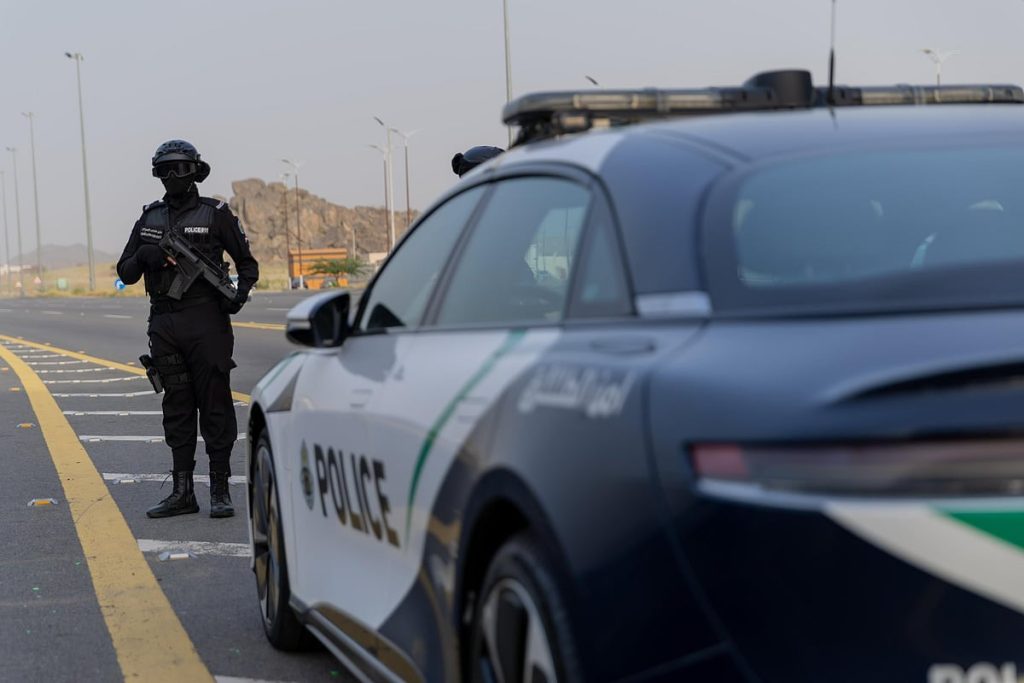 ضبط مواطن بحوزته حطب محلي معروض للبيع في المدينة المنورة