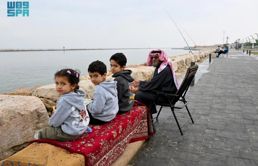 أمطار الشرقية تضفي حيوية للواجهات البحرية والحدائق العامة ومواقع التخييم