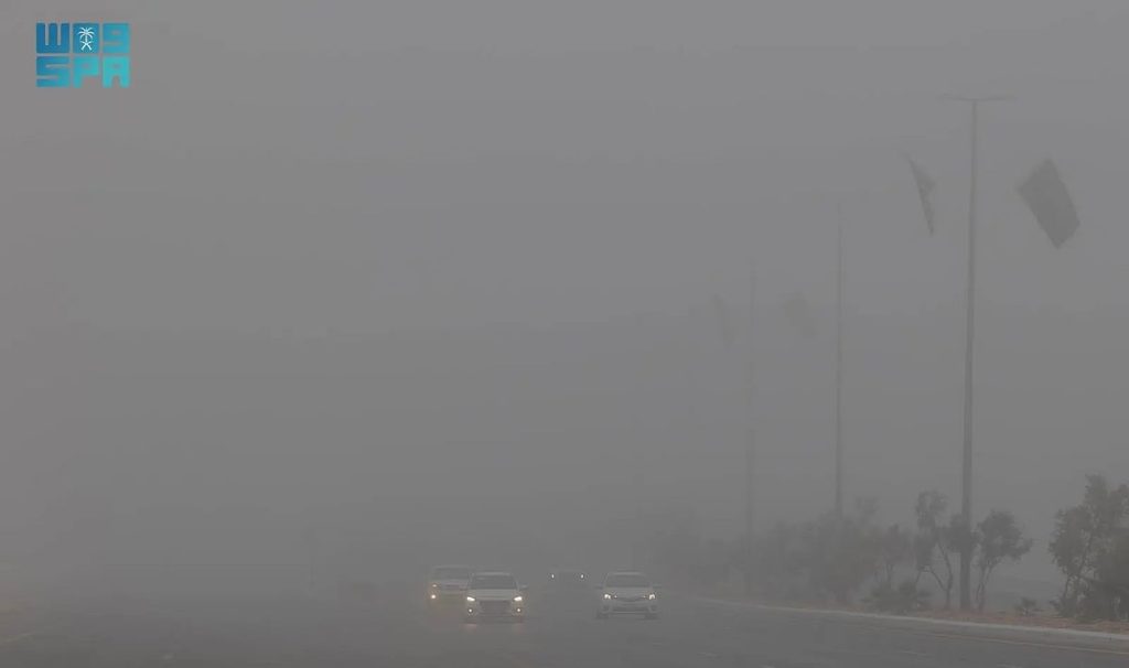 الضباب يغطي سماء عرعر وأمطار على محافظة طريف بالحدود الشمالية