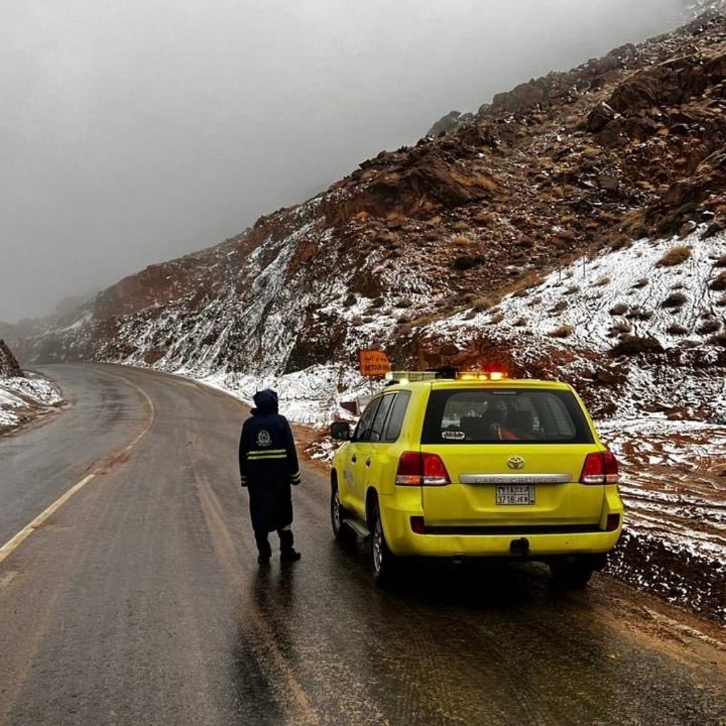 الدفاع المدني بتبوك يعزز إجراءات السلامة إثر تساقط ثلوج على جبل اللوز