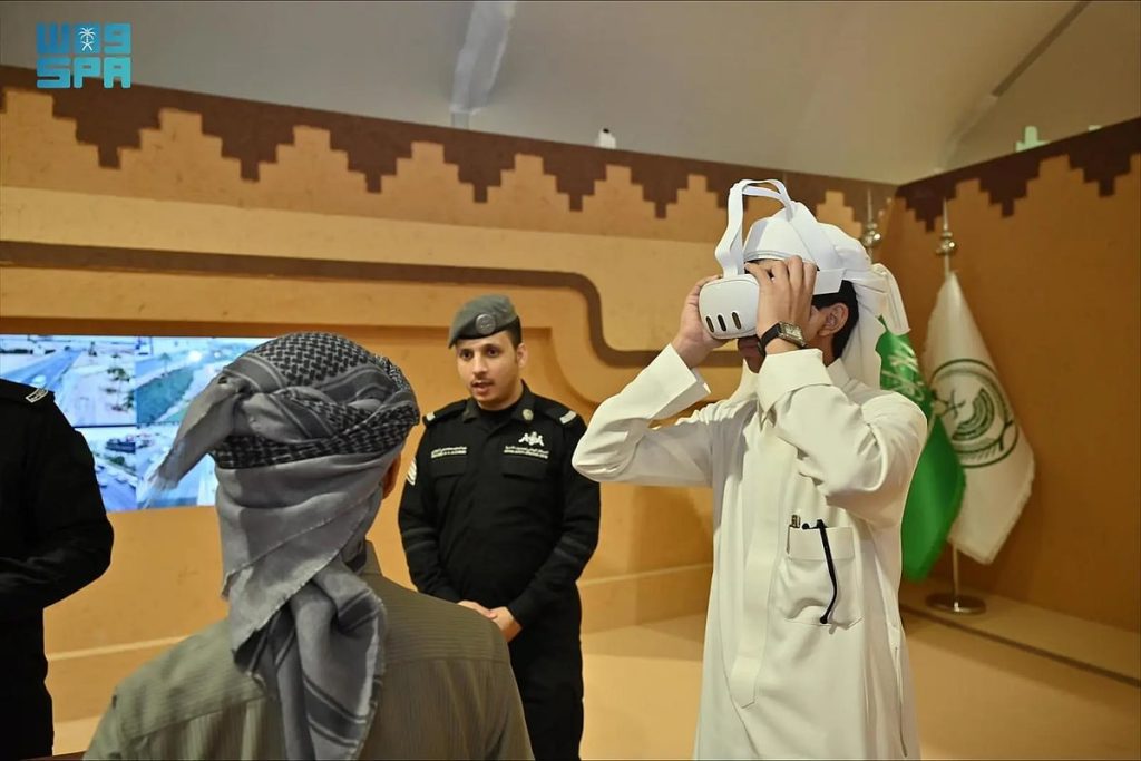 المركز الوطني للعمليات الأمنية يستعرض تجربة حية عبر تقنية الواقع لزوّار معرض «واحة الأمن»