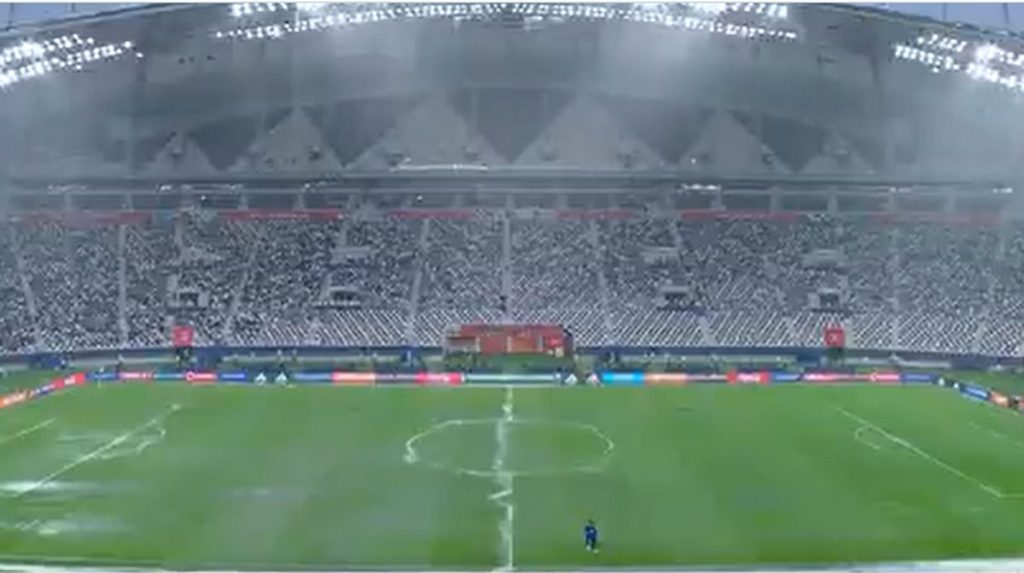 إيقاف مباراة السعودية والإمارات بسبب الأمطار.. ومراقب اللقاء يتفقد أرضية الملعب لاتخاذ قرار