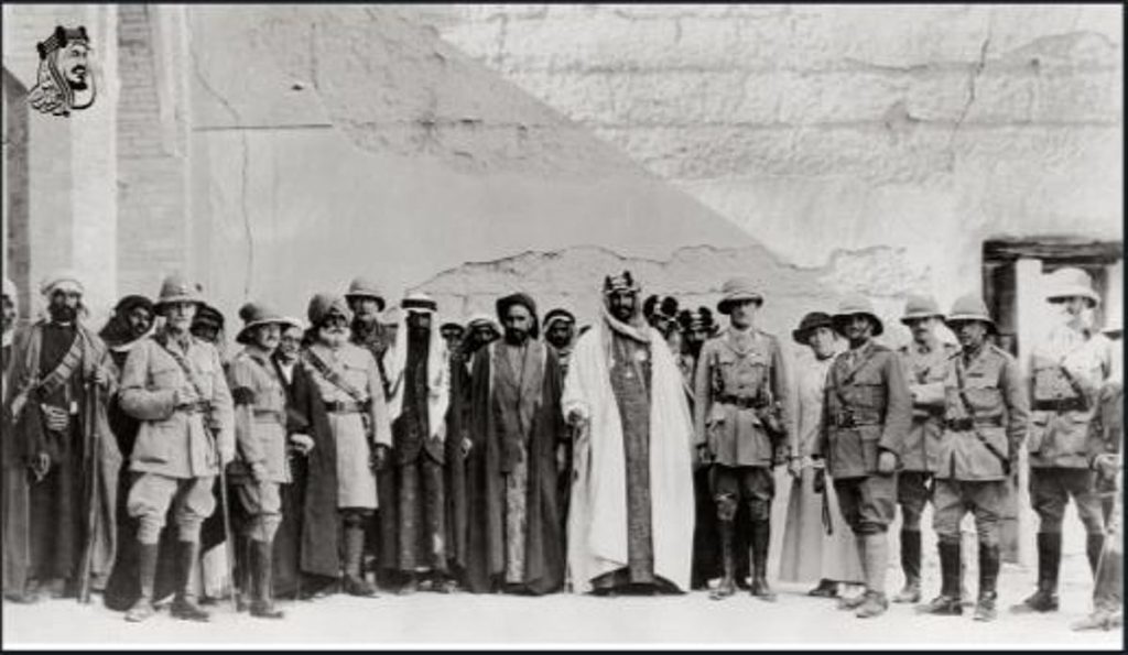 لحظة نادرة التوثيق.. صورة تاريخية للملك عبدالعزيز خلال زيارته البصرة عام 1334هـ