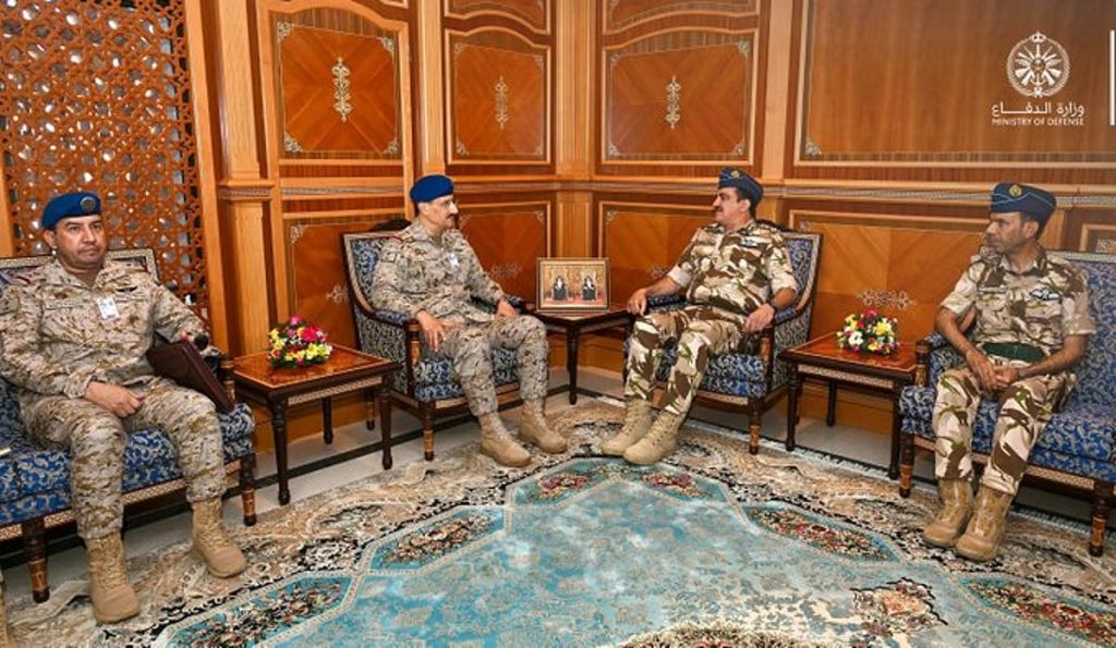 قائد القوات الجوية يزور قيادة سلاح الجو السلطاني العُماني