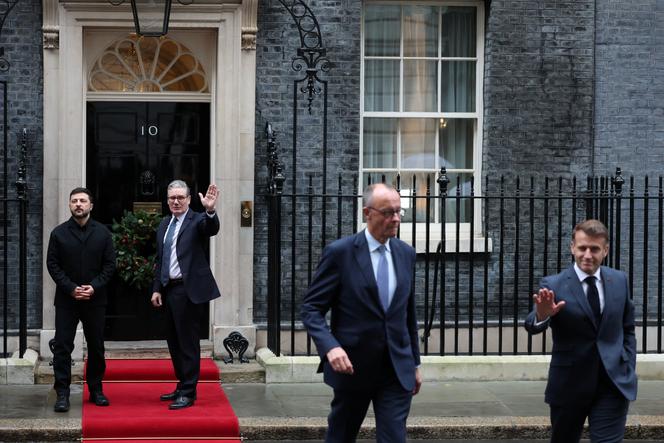 الرئيس الأوكراني فولوديمير زيلينسكي ورئيس الوزراء البريطاني كير ستارمر ورئيس الجمهورية الفرنسية إيمانويل ماكرون والمستشار الألماني فريدريش ميرز، خارج 10 داونينج ستريت، لندن، 8 ديسمبر 2025.