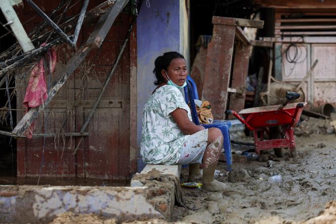 الناجية ليسناواتي سيلالاهي، 34 عامًا، تجلس على درجات منزلها بعد الفيضانات القاتلة التي ضربت سومطرة، في باتانج تورو (إندونيسيا)، 6 ديسمبر 2025. 