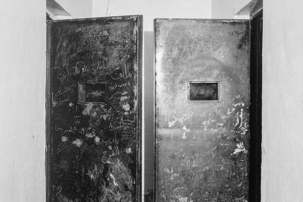 بعد مرور عام على سقوط بشار الأسد، يشهد العديد من المعتقلين السابقين على جحيم معسكرات الاعتقال السورية