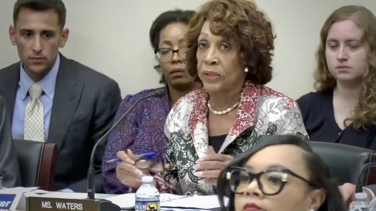 مع زيادة احتمالات سيطرة الديمقراطيين على مجلس النواب الأمريكي، يهاجم ووترز رئيس هيئة الأوراق المالية والبورصة بشأن العملات المشفرة