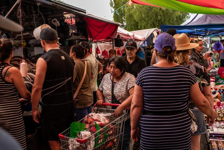 السوق في حي سانتو توماس، في لا بينتانا (تشيلي)، 5 ديسمبر 2025.