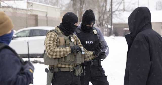 تقرير موجز: إدارة الهجرة والجمارك تعتقل أجانب صوماليين غير شرعيين في ولاية مينيسوتا التي يرأسها تيم فالز