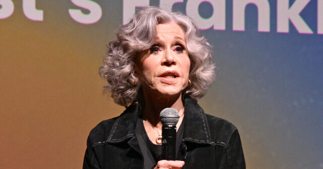 جين فوندا تدعي أن بيع شركة Warner Bros. Discovery يمثل “تهديدًا للديمقراطية”