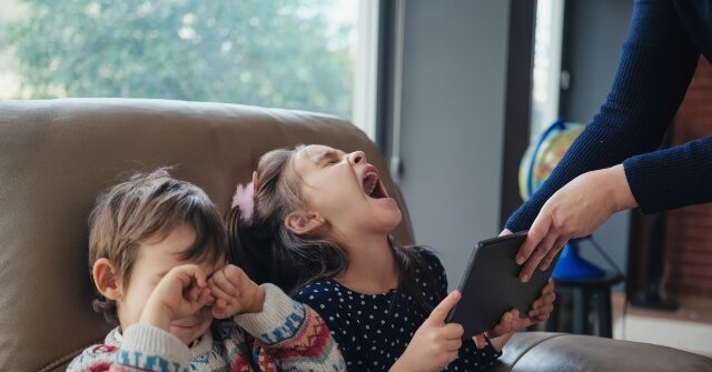 العالم يراقب بفارغ الصبر أستراليا تطرد الأطفال من وسائل التواصل الاجتماعي