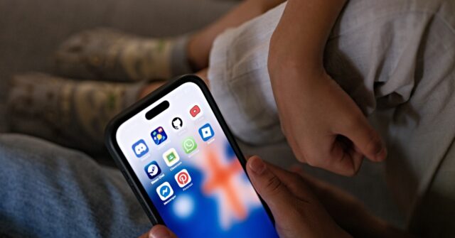 أصبح إغلاق وسائل التواصل الاجتماعي في أستراليا للأطفال دون سن 16 عامًا ساري المفعول