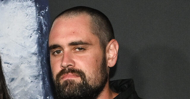 نيك راينر، المتهم بطعن والديه حتى الموت، يمثل لأول مرة أمام المحكمة