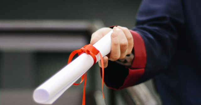 تقوم إدارة التعليم بتحديث طلبات قرض FAFSA للكشف عن متوسط دخل الخريجين قبل أن يتحمل الطلاب الديون