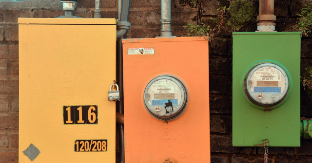 أصيب ستة أشخاص نتيجة تسرب غاز أدى إلى انفجار منزل في كاليفورنيا