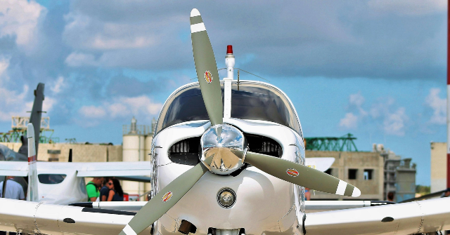 تحطمت طائرة فوق سيارة أثناء هبوطها على طريق سريع في فلوريدا، ولم تقع سوى إصابات طفيفة